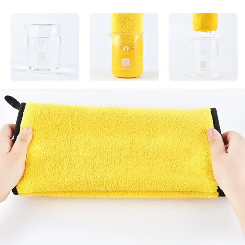 Une personne tient une serviette jaune du peignoir Rapidity Absorbent sur une table blanche