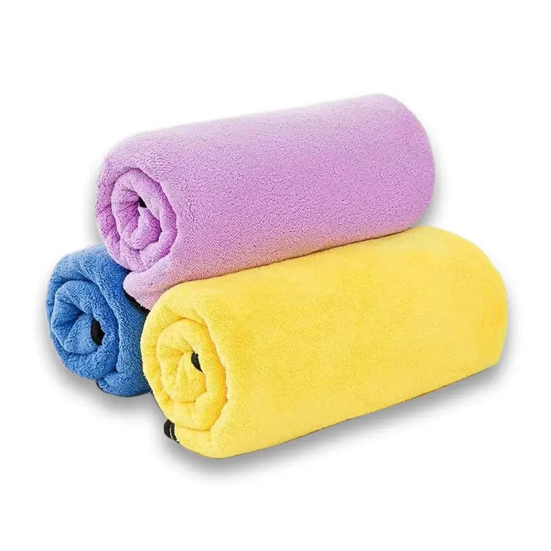 Deux serviettes absorbantes en microfibre sur fond blanc, parfaites pour animaux
