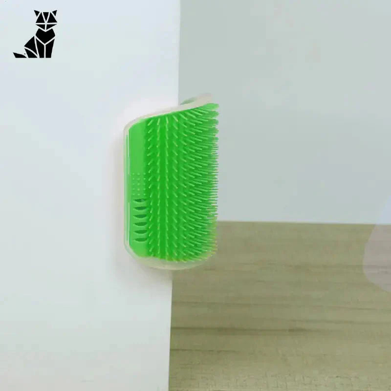 Brosse pour chats facile à fixer : brosse verte sur boîte blanche, petite et facilement portable