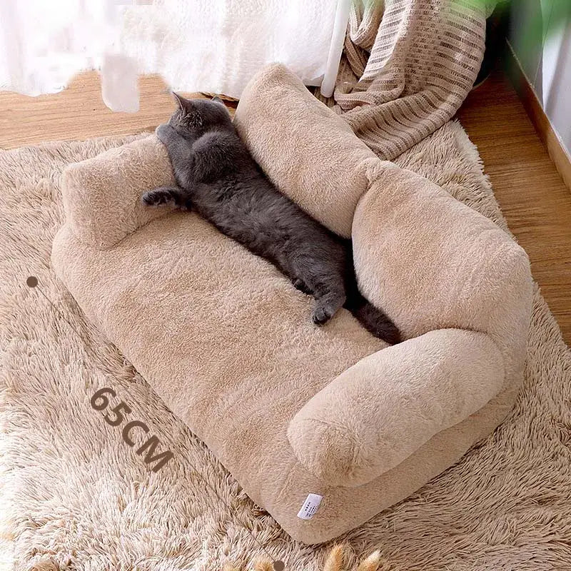 Luxueux Comfort Sofa for Cats - un chat douillet qui dort paisiblement sur son lit