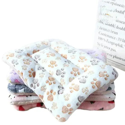 Une pile de couvertures douces et moelleuses sur un sol en bois avec le tapis moelleux Warmth Welcome Transparent Background