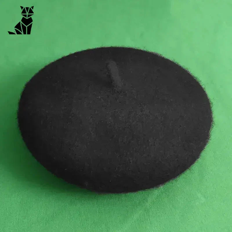 Une boule de poudre noire exposée sur un Élégant chapeau - Stylish Beret Hat for Cats