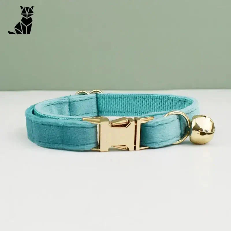 Collier pour chat en velours doux avec breloque en forme de clochette dorée, texture velours luxueuse