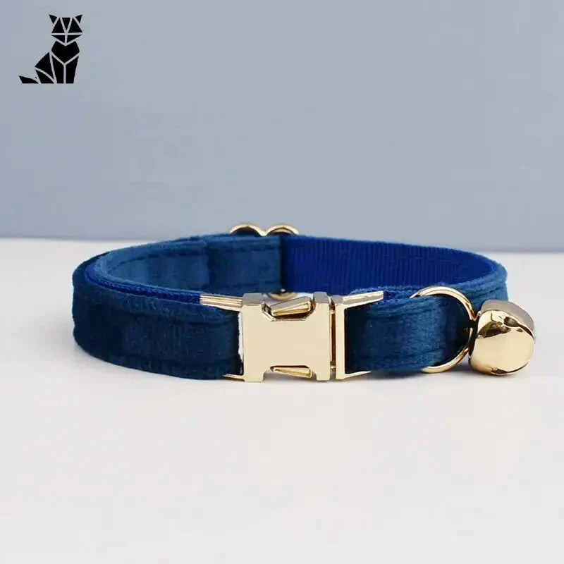 Collier pour chat en velours bleu avec boucle dorée - résistant à l’usure et design élégant