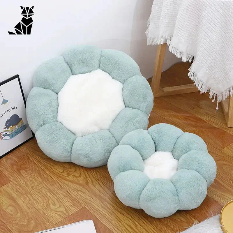 Coussin à fleurs lavable super doux pour chats - Coussin rond blanc et bleu sur sol en bois