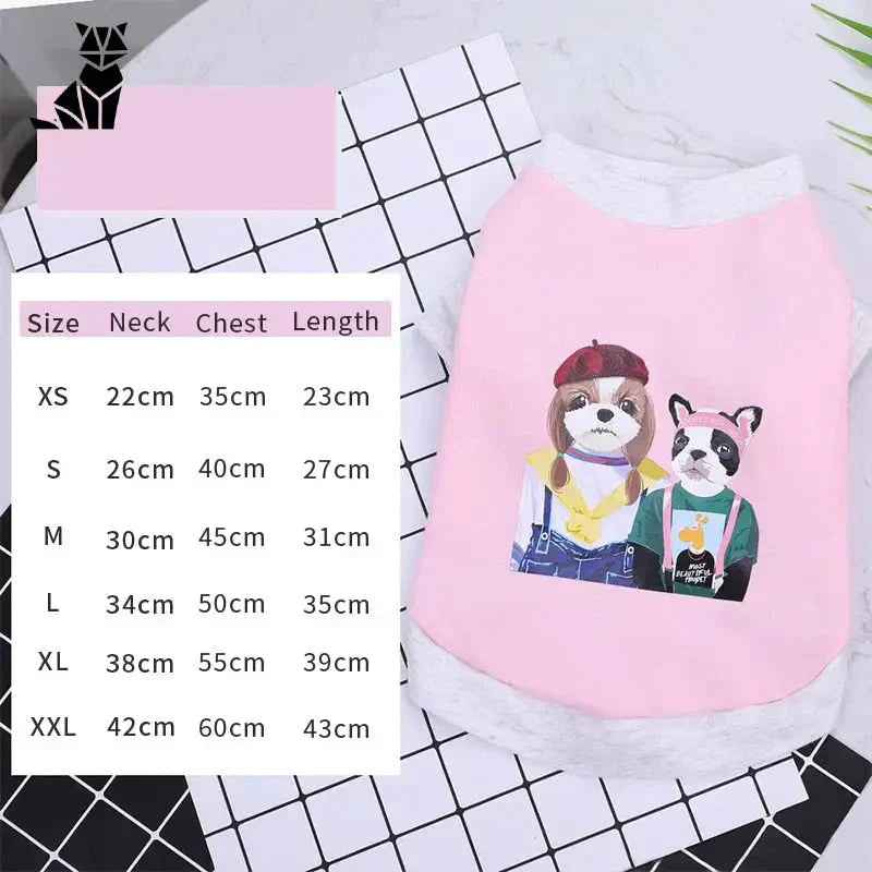 Gros plan d’un chien dans un ’Warm Dog Coat with Hood’ rose avec deux chiens, veste chaude pour animaux