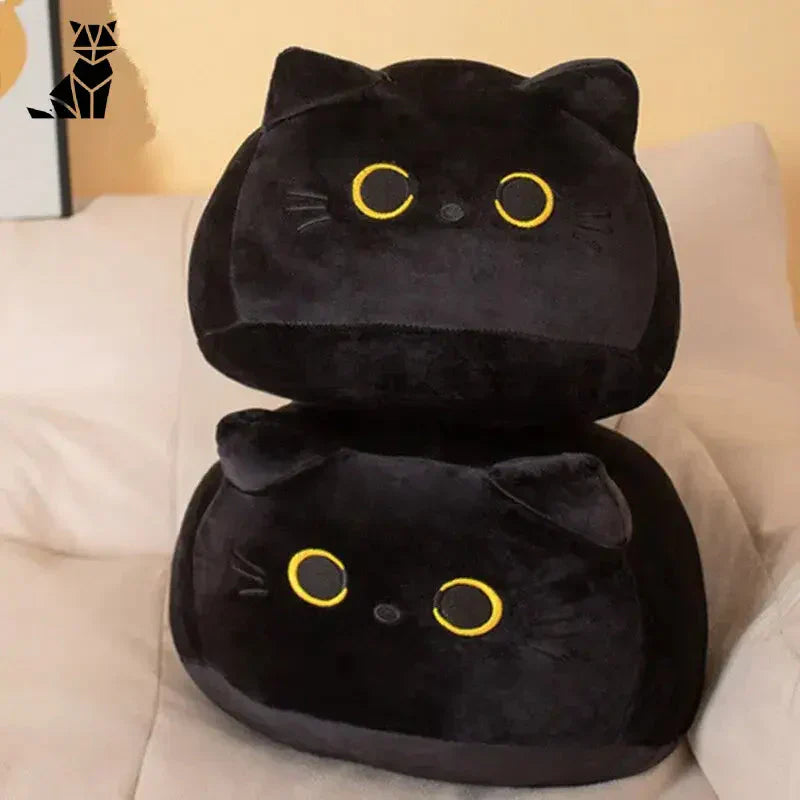 Deux chats noirs sur des coussins colorés, Câlins ininterrompus Chat Peluche, adorable peluche chat