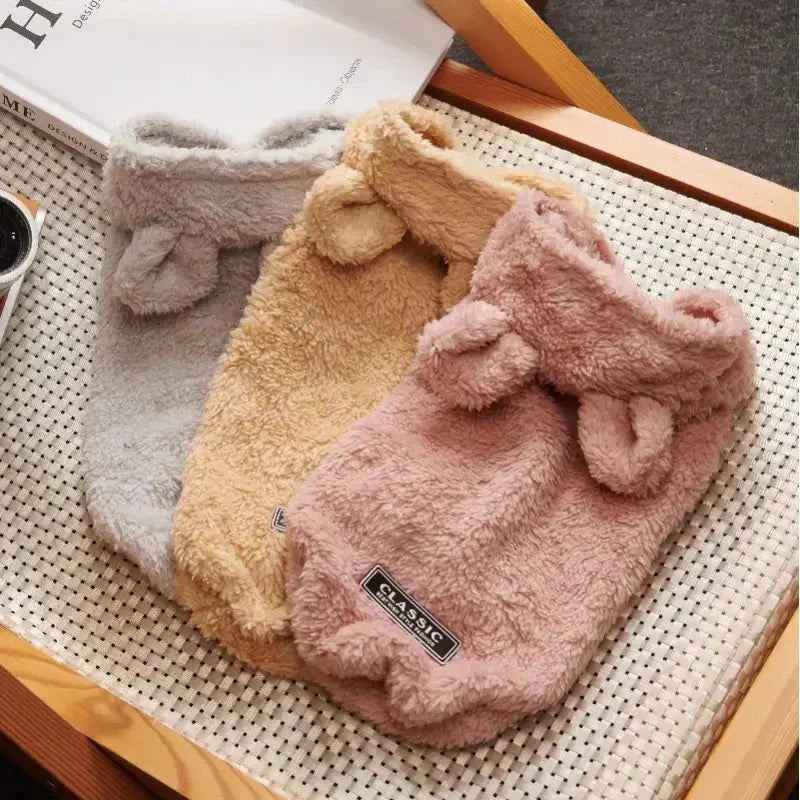 Un étui de téléphone en forme d’ourson rose et blanc : Sweatshirt polaire pour chiens - Protection et style pour l’hiver