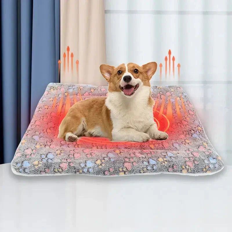 Un chien couché sur un tapis chauffant pour chien avec un feu de cheminée en arrière-plan, un tapis chauffant pour des journées douillettes