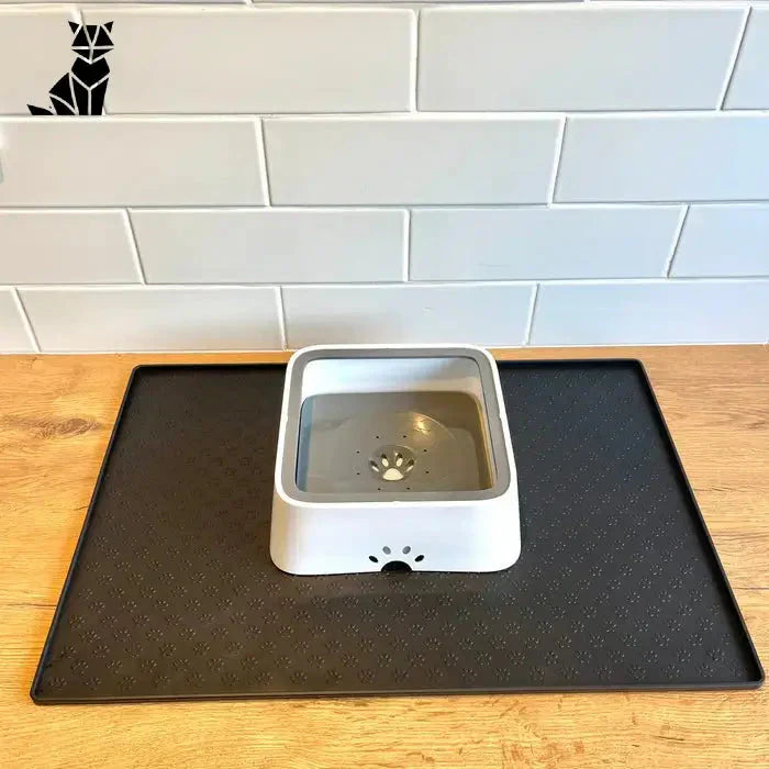 OG Water Basin Silicone Mat avec une gamelle de chien sur le comptoir de la cuisine